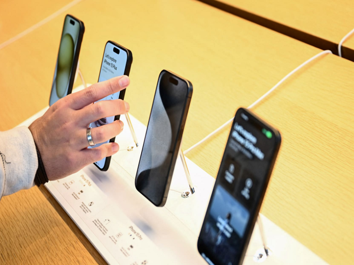 بعد خطوة الجمارك.. صناعة الهواتف تصدم المصريين بقرار جديد