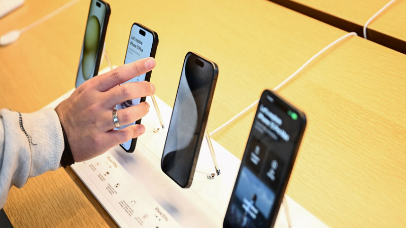 بعد خطوة الجمارك.. صناعة الهواتف تصدم المصريين بقرار جديد