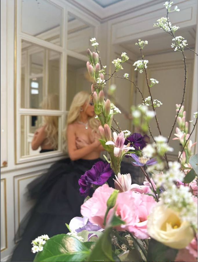 الفنانة كريستينا أغيليرا تظهر في إطلالة جريئة من باريس.. عقد ألماس دون أي قطعة ملابس علوية (صور)