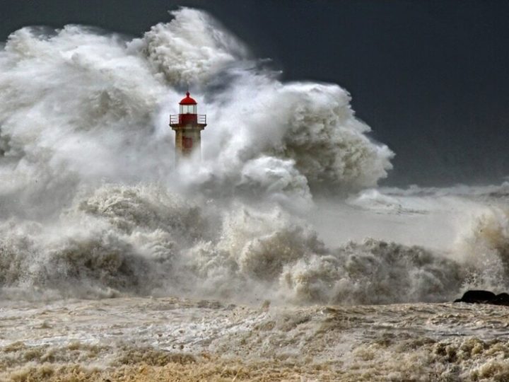 البرتغال.. 290 ألف منزل بدون كهرباء بسبب إعصار “كريستينا” (فيديو)