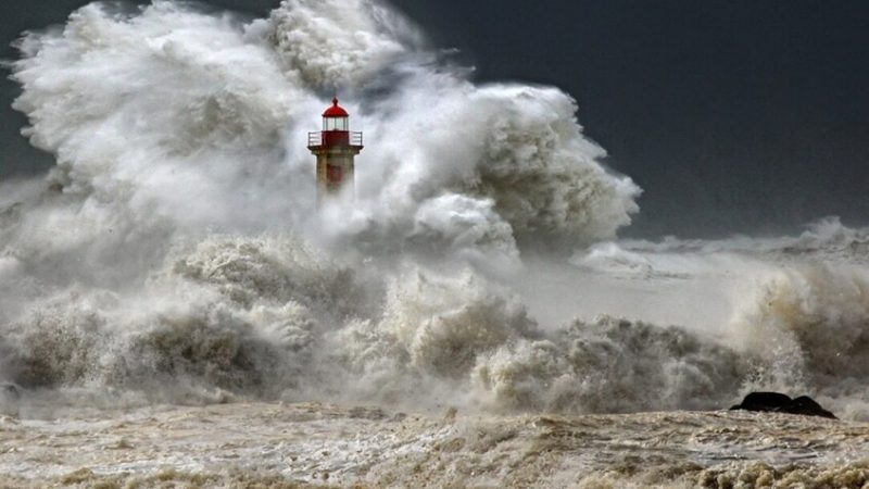 البرتغال.. 290 ألف منزل بدون كهرباء بسبب إعصار “كريستينا” (فيديو)