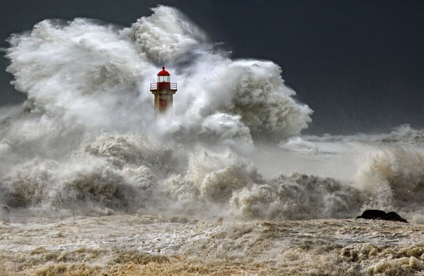 البرتغال.. 290 ألف منزل بدون كهرباء بسبب إعصار “كريستينا” (فيديو)