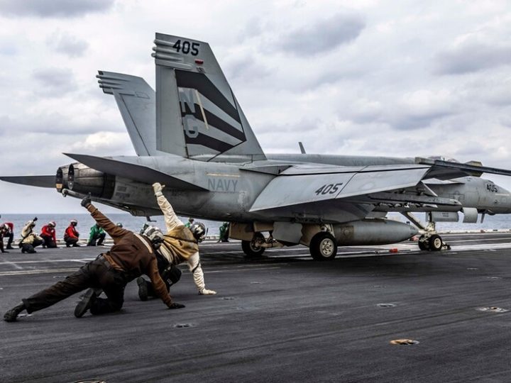 الجيش الأمريكي يعلن إطلاق مقاتلة من حاملة الطائرات “أبراهام لينكولن” في بحر العرب