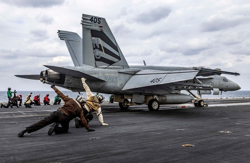 الجيش الأمريكي يعلن إطلاق مقاتلة من حاملة الطائرات “أبراهام لينكولن” في بحر العرب