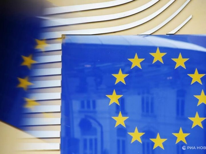 بلومبرغ: بروكسل تتجه لتشديد العقوبات ضد روسيا.. خطة لاستبدال سقف سعر النفط بحظر شامل للخدمات البحرية