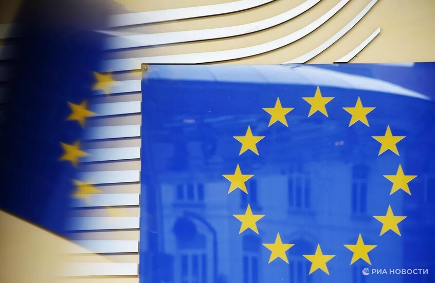 بلومبرغ: بروكسل تتجه لتشديد العقوبات ضد روسيا.. خطة لاستبدال سقف سعر النفط بحظر شامل للخدمات البحرية