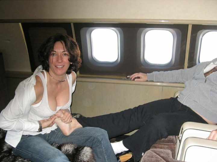 مذكرة لـFBI: إحدى ضحايا إبستين قالت إن ماكسويل قدمتها لترامب واعتبرتها متاحة