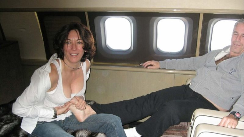 مذكرة لـFBI: إحدى ضحايا إبستين قالت إن ماكسويل قدمتها لترامب واعتبرتها متاحة