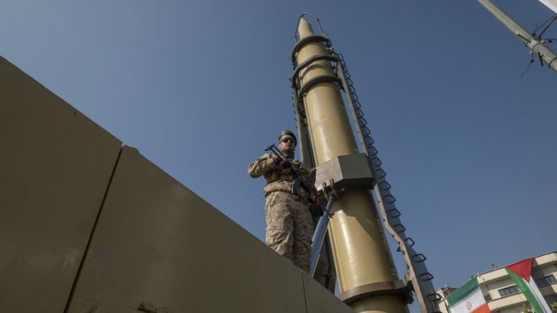 شمخاني: الرد الإيراني على أي ضربة أمريكية سيكون في عمق إسرائيل أولا وعلى دول المنطقة أن تقلق