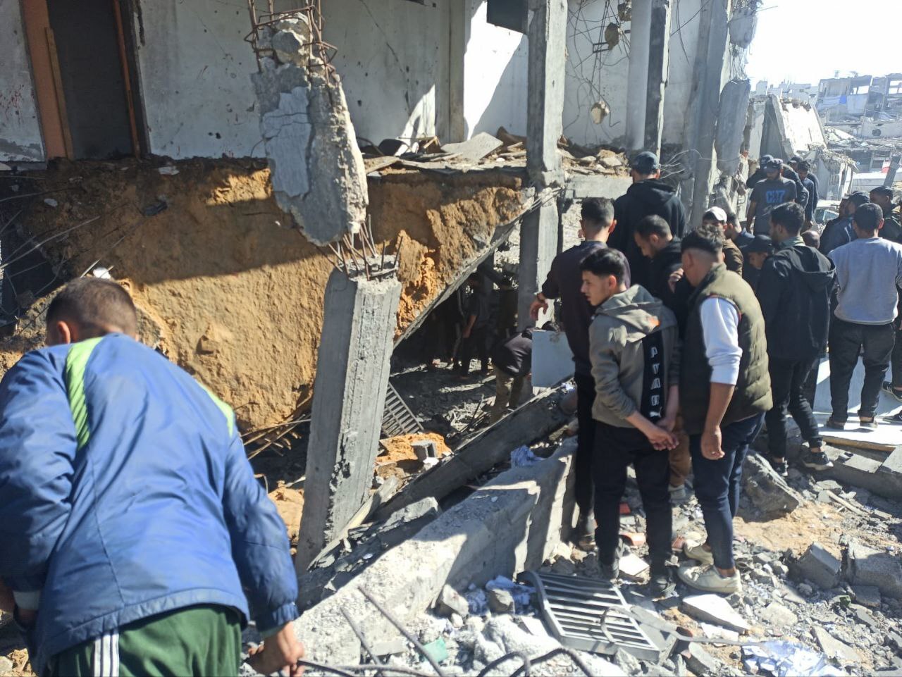 13 قتيلا في هجوم إسرائيلي على مركز شرطة الشيخ رضوان شمال غرب مدينة غزة (صور)