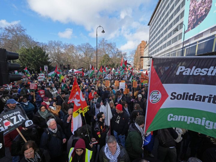 مسيرة حاشدة في بريطانيا تطالب بوقف تسليح إسرائيل وتتهم ستارمر بالتواطؤ في الإبادة بغزة.. (فيديو) 