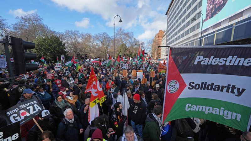 مسيرة حاشدة في بريطانيا تطالب بوقف تسليح إسرائيل وتتهم ستارمر بالتواطؤ في الإبادة بغزة.. (فيديو) 