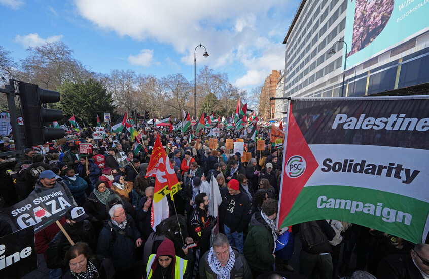 مسيرة حاشدة في بريطانيا تطالب بوقف تسليح إسرائيل وتتهم ستارمر بالتواطؤ في الإبادة بغزة.. (فيديو) 