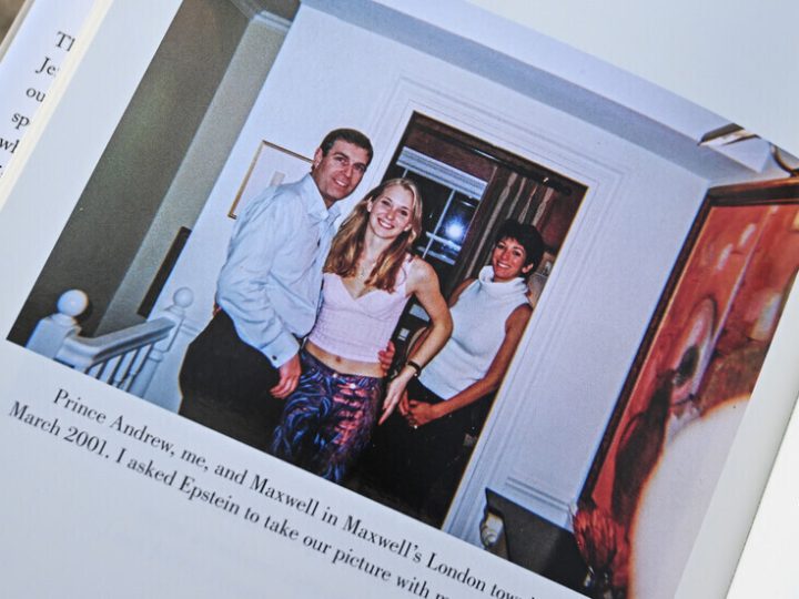 ينحني على فتاة على الأرض.. صور مريبة للأمير السابق أندرو تخرج من ملفات المجرم الجنسي إبستين (صور)