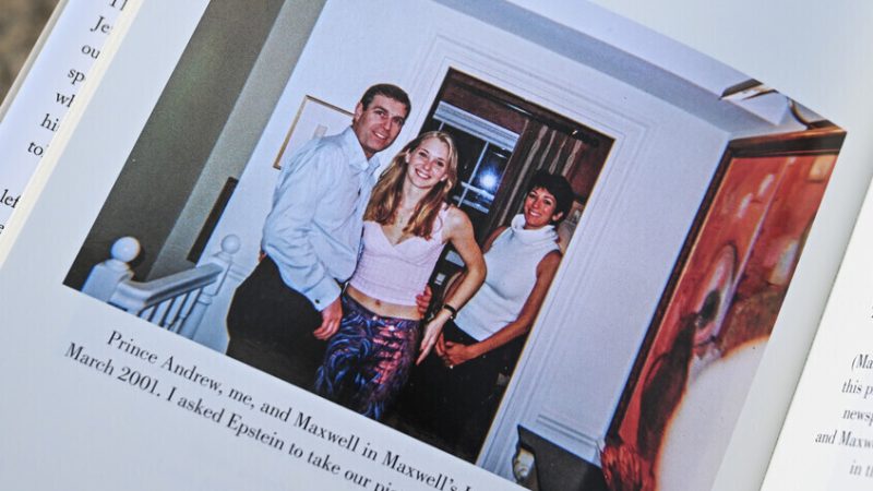 ينحني على فتاة على الأرض.. صور مريبة للأمير السابق أندرو تخرج من ملفات المجرم الجنسي إبستين (صور)