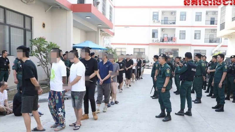 اعتقال 2044 أجنبيا في مركز احتيال إلكتروني في كمبوديا (صور)