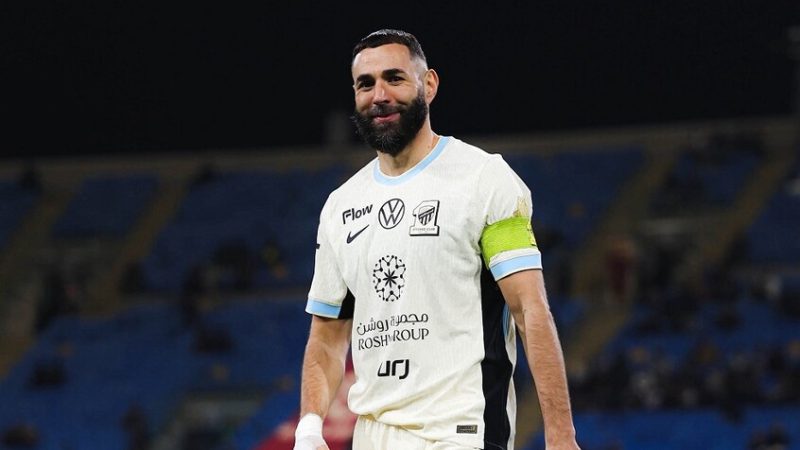 “الزعيم” يترقب تطورات أزمة.. بنزيما يتفاوض من أجل الرحيل