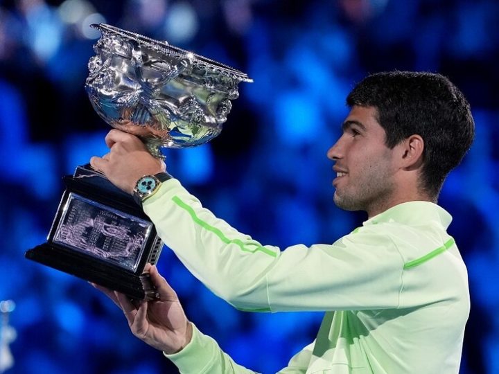 لأول مرة.. النجم ألكاراز يرفع كأس بطولة أستراليا الكبرى (فيديو)