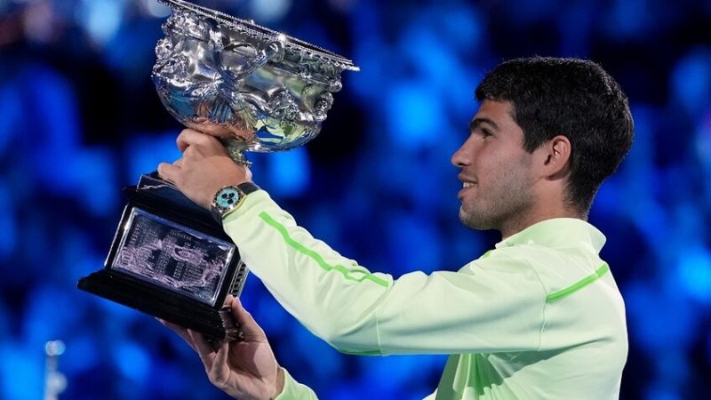 لأول مرة.. النجم ألكاراز يرفع كأس بطولة أستراليا الكبرى (فيديو)