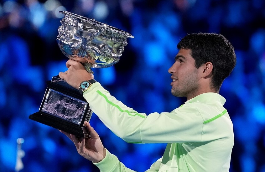 لأول مرة.. النجم ألكاراز يرفع كأس بطولة أستراليا الكبرى (فيديو)