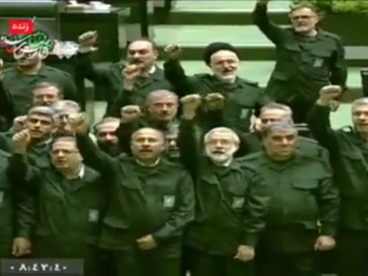 بزي الحرس الثوري.. نواب إيرانيون يهتفون “الموت لأمريكا والموت لإسرائيل” داخل البرلمان (فيديو)