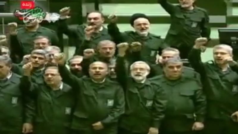 بزي الحرس الثوري.. نواب إيرانيون يهتفون “الموت لأمريكا والموت لإسرائيل” داخل البرلمان (فيديو)
