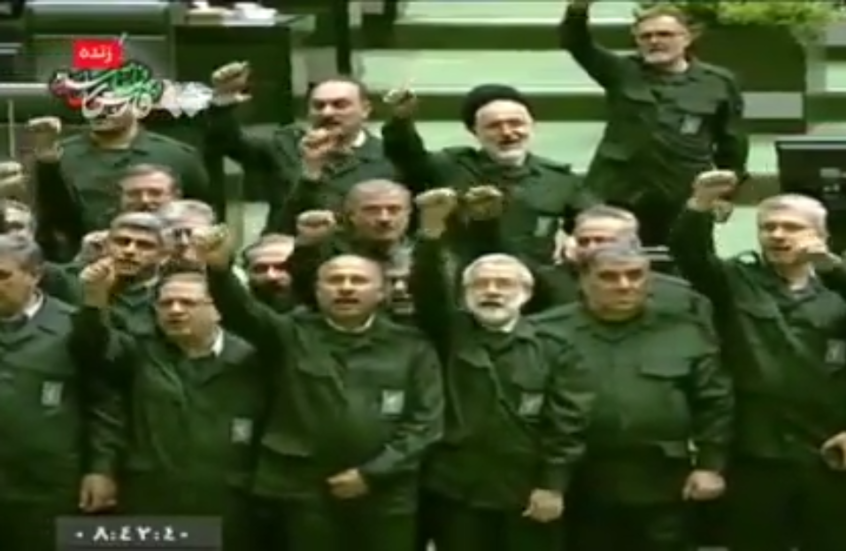 بزي الحرس الثوري.. نواب إيرانيون يهتفون “الموت لأمريكا والموت لإسرائيل” داخل البرلمان (فيديو)