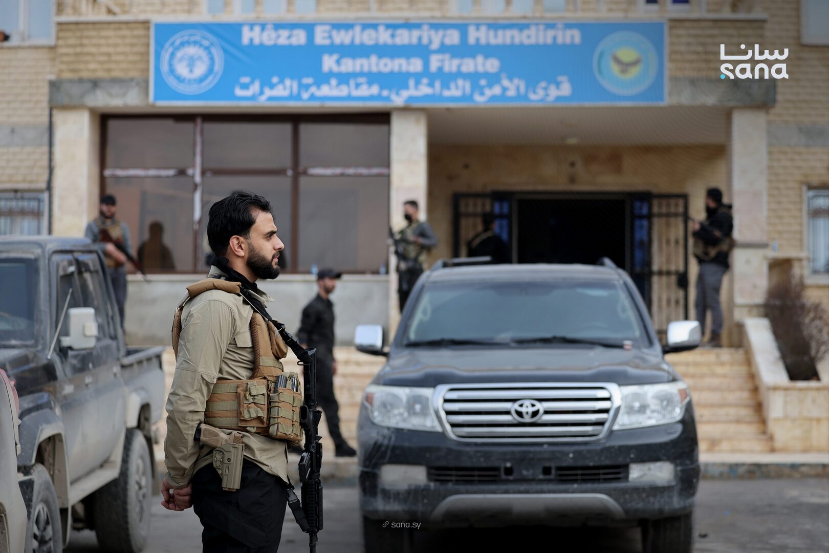 سوريا..  قائد قوى الأمن الداخلي في حلب يصل إلى مدينة عين العرب للبدء بتنفيذ الاتفاق مع “قسد”