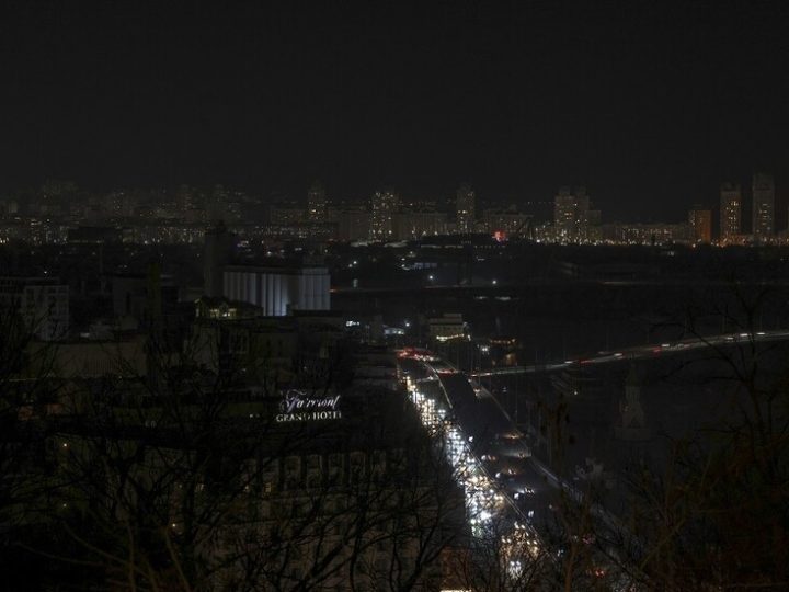 كييف تعيد العمل بنظام التقنين الكهربائي المؤقت