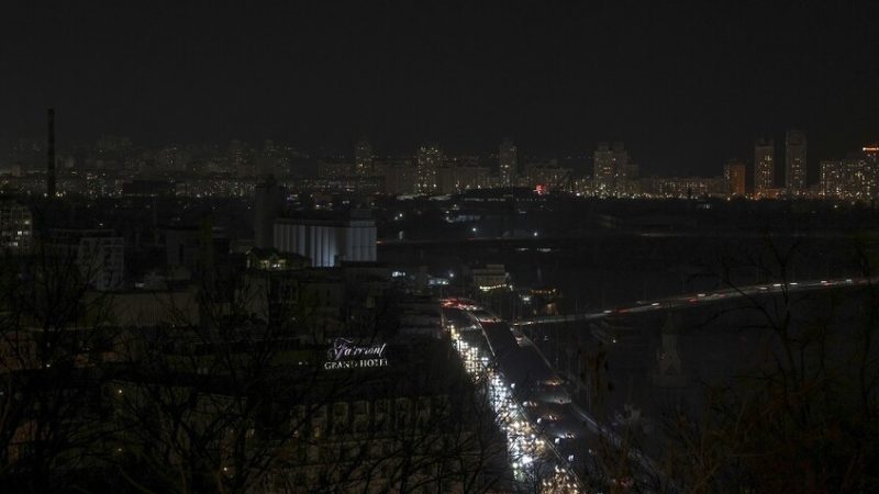 كييف تعيد العمل بنظام التقنين الكهربائي المؤقت