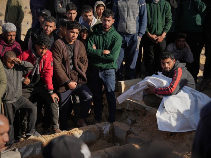 كاتب إسرائيلي: أهالي غزة خدعوا مرتين في يوم واحد .. رواية إسرائيلية وقحة في أفشل الحروب