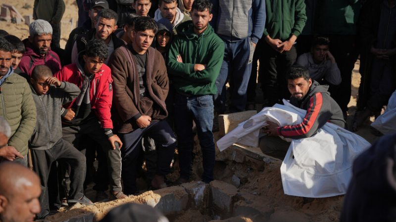 كاتب إسرائيلي: أهالي غزة خدعوا مرتين في يوم واحد .. رواية إسرائيلية وقحة في أفشل الحروب