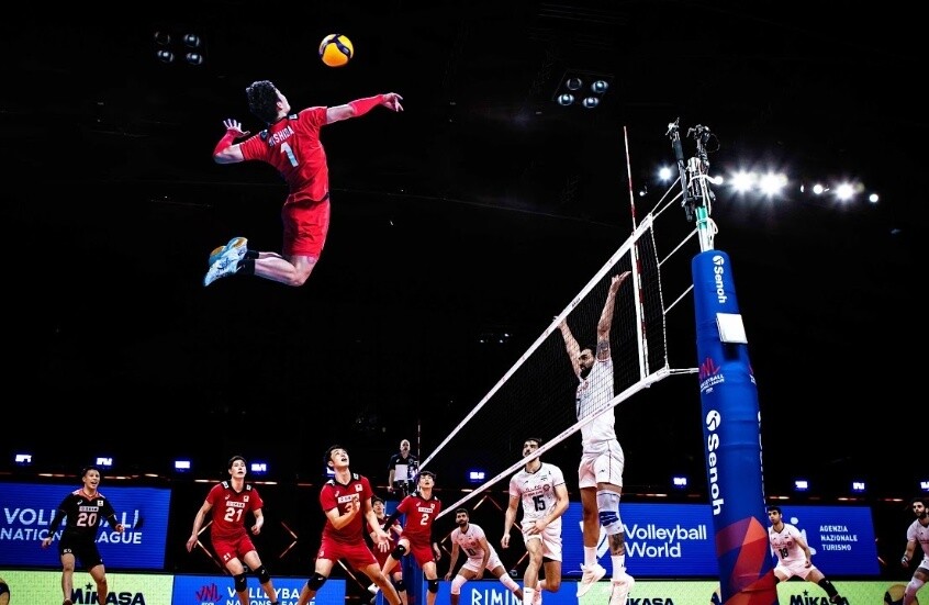 هكذا يعتذر اليابانيون… حتى في الملاعب! (فيديو)