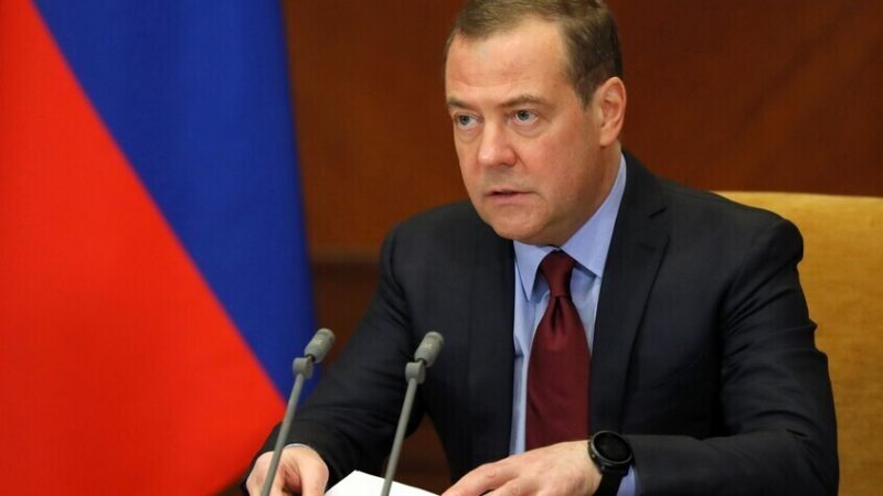 مدفيديف: لسنا دعاة حرب وطالبنا “الناتو” مرارا بوقف زحفه قبل أن نلجأ للعمل العسكري في أوكرانيا