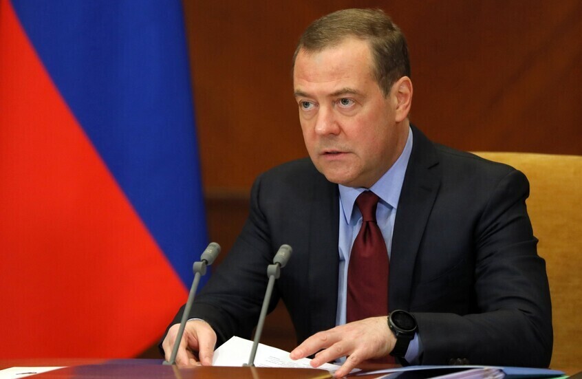 مدفيديف: لسنا دعاة حرب وطالبنا “الناتو” مرارا بوقف زحفه قبل أن نلجأ للعمل العسكري في أوكرانيا