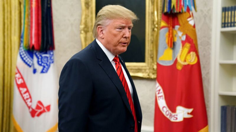 ترامب ينفي زيارة جزيرة إبستين ويهدد مقدم حفل “غرامي” بإجراءات قانونية