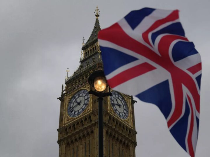 “تلغراف”: البحرية البريطانية تزود مروحية بأجهزة لتعقّب الغواصات