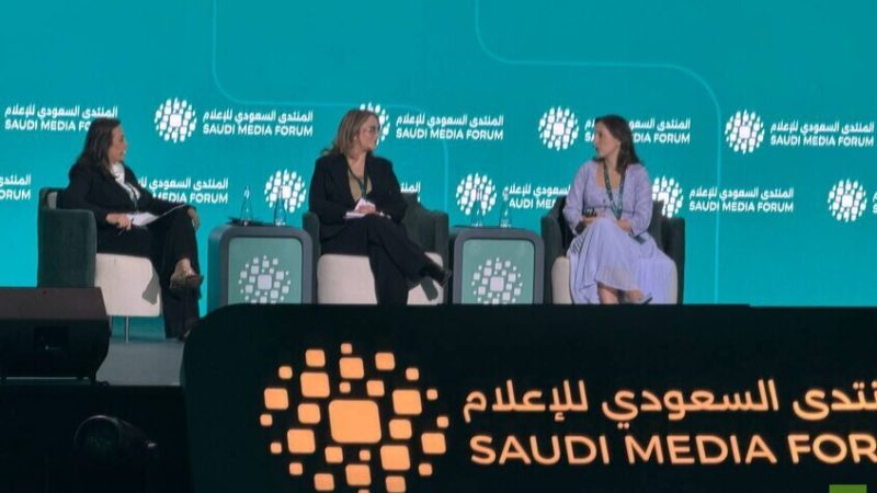 مديرة قناة RT العربية مايا مناع تشارك في جلسة حوارية في المنتدى السعودي للإعلام