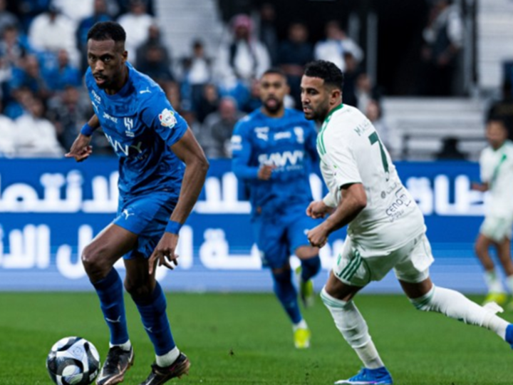 الهلال يتعادل مع الأهلي ويستعيد صدارة الدوري السعودي
