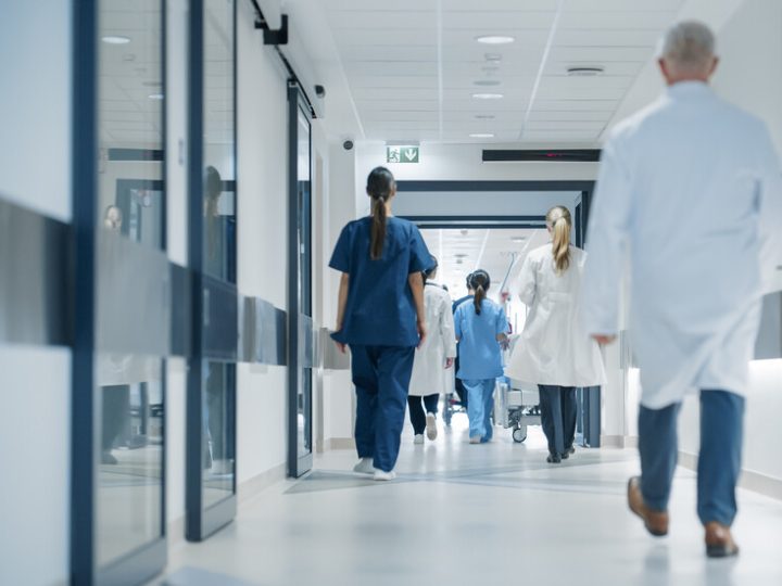 علاقات جنسية وانقسامات وعنف وتحرش! كواليس صادمة في أكبر مستشفى في ويلز