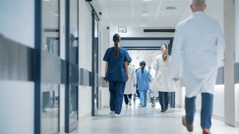 علاقات جنسية وانقسامات وعنف وتحرش! كواليس صادمة في أكبر مستشفى في ويلز