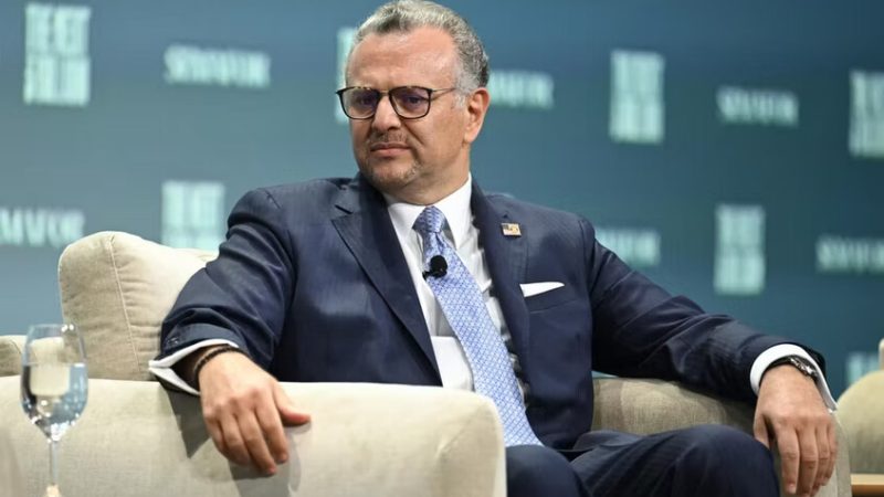 مستشار الرئيس الأمريكي يكشف عن لقاء جمع مسؤولين من غرب وشرق ليبيا في باريس