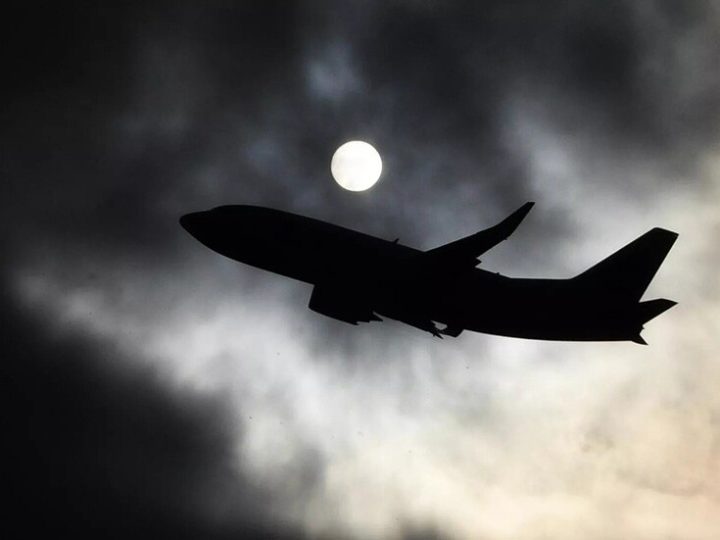 طائرة الوفد الروسي تهبط في أبو ظبي تمهيدا لجولة مفاوضات بشأن أوكرانيا