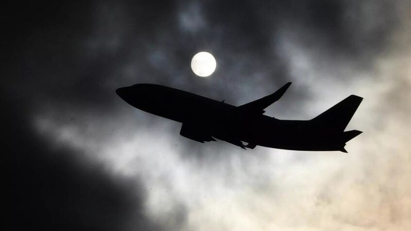 طائرة الوفد الروسي تهبط في أبو ظبي تمهيدا لجولة مفاوضات بشأن أوكرانيا