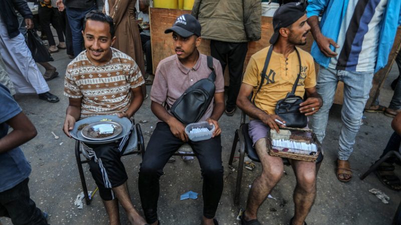 بعد 71 ألف قتيل… إسرائيل “قلقة” على صحة غزة من التدخين!