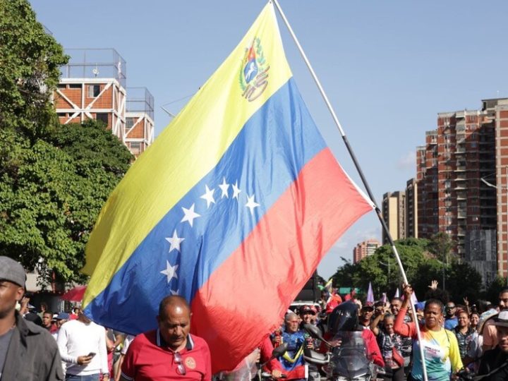 “الشعب يطالب بتحرير الرئيس”.. تظاهرات حاشدة في كاراكاس تنديدا باحتجاز واشنطن لمادورو (فيديوهات)