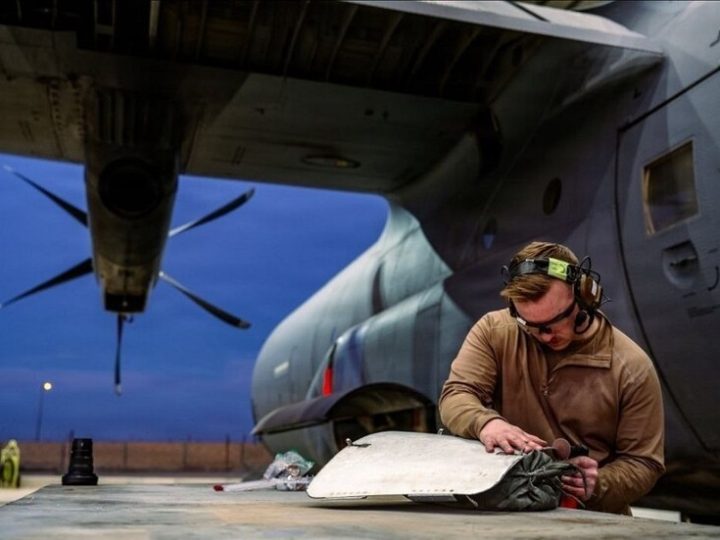 “سنتكوم” تعلن جاهزية الطائرات للإنزال المظلي في أراضي العدو (صور)