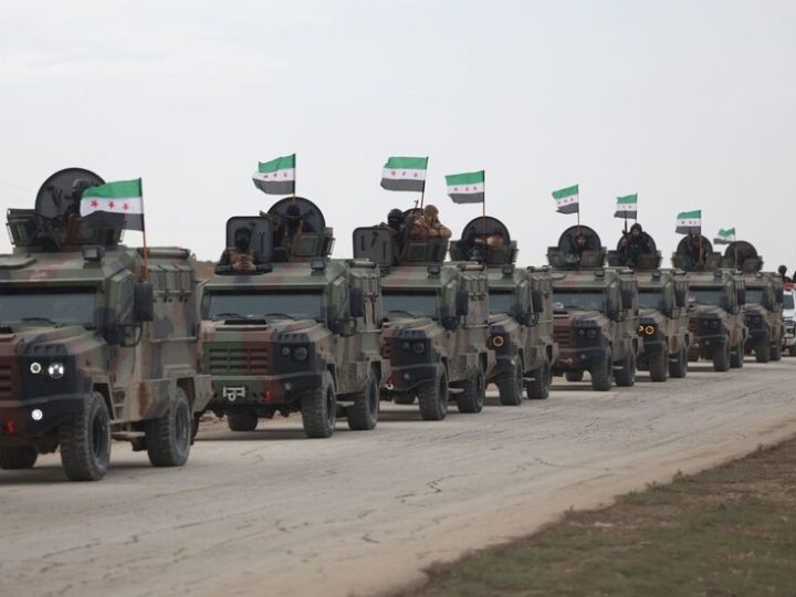 “بالسكاكر والزغاريد والأعلام”.. أهالي القامشلي يرحبون بالجيش السوري (فيديو)