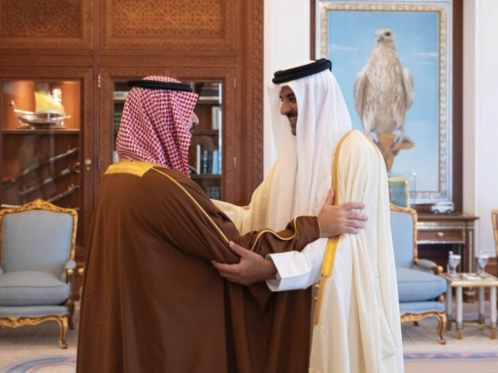 أمير قطر يبحث مع وزير الدفاع السعودي العلاقات الثنائية والوضع في المنطقة