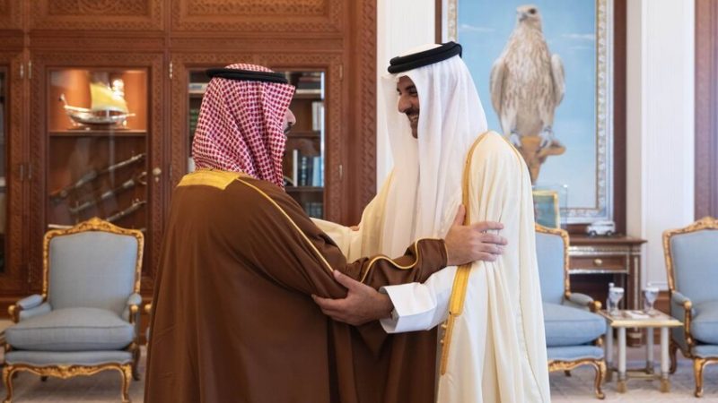 أمير قطر يبحث مع وزير الدفاع السعودي العلاقات الثنائية والوضع في المنطقة
